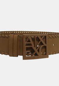 Cintura in pelle marrone con dettagli cuciti, dotata di fibbia rettangolare marrone e logo impresso, progettata da Armani Exchange.