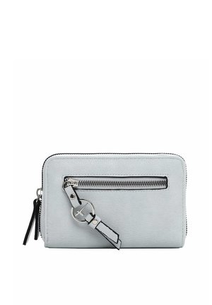 Lysegrå læderpung med lynlåslomme foran og sølvnøglering med kors, fremhævet med sort kant og syning.