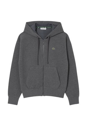 Felpa grigia con zip, realizzata in tessuto morbido, con tasca frontale a marsupio, cappuccio con cordino e un piccolo logo verde sul petto.