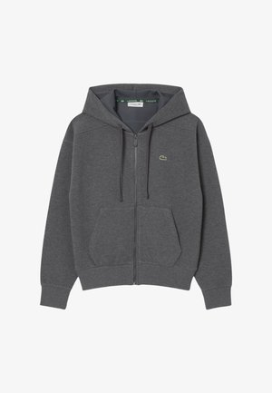 Sudadera gris con cremallera, hecha de una tela suave, que cuenta con un bolsillo canguro en la parte delantera, capucha con cordón y un pequeño logo verde en el pecho.