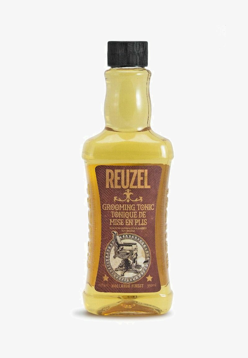 Reuzel Grooming Tonic in een heldere, gemouleerde plastic fles, met een zwarte dop, amberkleurige vloeistof en een decoratief bruine label met een vintage kappersontwerp.
