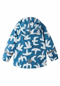 Regnjacka med blå bakgrund, prydd med ett vitt fågelmönster. Den har huva, elastiska ärmslut och reflekterande detaljer.