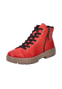 Baskets montantes en cuir rouge avec lacets noirs, fermeture éclair sur le côté et semelle en caoutchouc beige. Présente un dessus texturé et un design à bout rond.