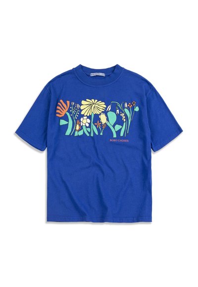 Blaues T-Shirt mit kurzen Ärmeln und farbenfrohem, abstraktem Blumendesign über der Brust sowie kleinem "BOBO CHOSES"-Schriftzug auf der rechten Seite.