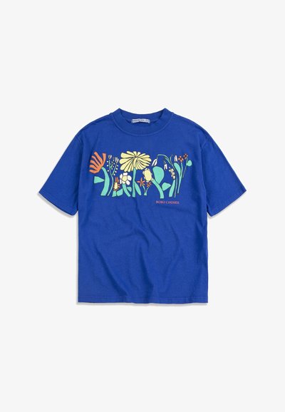 Blaues T-Shirt mit kurzen Ärmeln und farbenfrohem, abstraktem Blumendesign über der Brust sowie kleinem "BOBO CHOSES"-Schriftzug auf der rechten Seite.