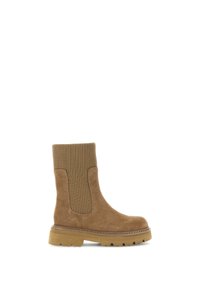 Bottine en suede marron avec un dessus en tricot côtelé, semelle en caoutchouc épaisse et détails de couture. Bout rond et panneaux latéraux pour un fit confortable.