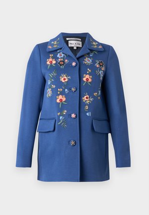 Veste bleue boutonnée avec broderie florale sur le devant et le col, avec deux poches avant à rabat.