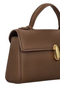 Braune Lederhandtasche mit strukturierter Oberfläche, klarer Formgebung und einem Verschluss in Goldoptik. Verfügt über einen kurzen Tragegriff.