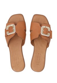 Brune læderslide sandaler har en bred rem med en fremtrædende beige spænde, åbent tå-design og en glat tekstureret sål.