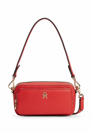 Borsa a spalla in pelle rossa con finiture in metallo color oro, tasca frontale con zip e tracolla removibile con piccolo logo in metallo sulla parte anteriore.