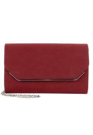 Bolso de mano rectangular de color rojo oscuro con superficie texturizada, ribete metálico angular plateado en la solapa y una correa de cadena plateada parcialmente visible.