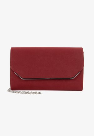 Bolso de mano rectangular de color rojo oscuro con superficie texturizada, ribete metálico angular plateado en la solapa y una correa de cadena plateada parcialmente visible.