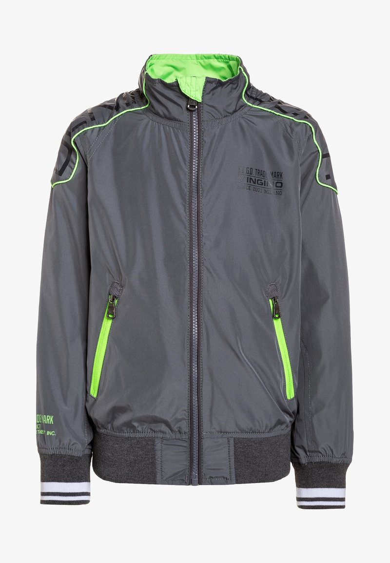 Veste légère grise avec des accents verts, poches zippées, col haut et poignets côtelés. Présente un imprimé logo sur la poitrine.