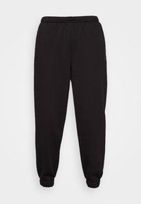 Czarne dresy wykonane z miękkiego materiału, z elastycznym pasem w talii i zwężanymi mankietami. Brak widocznych wzorów lub metalowych akcentów.