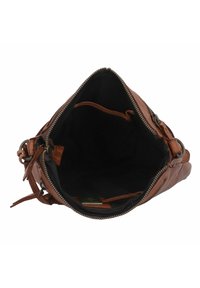 Borsa a mano in pelle marrone con chiusura a zip e interno in tessuto nero. Caratteristiche includono cuciture a contrasto e una tracolla removibile.