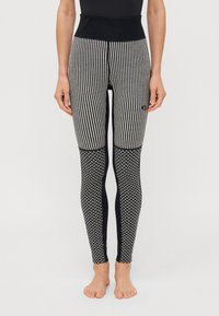 Svart- och vitrandiga leggings med hög midja, med en texturerad stickad mönster på underbenen och solid svarta sidopaneler.