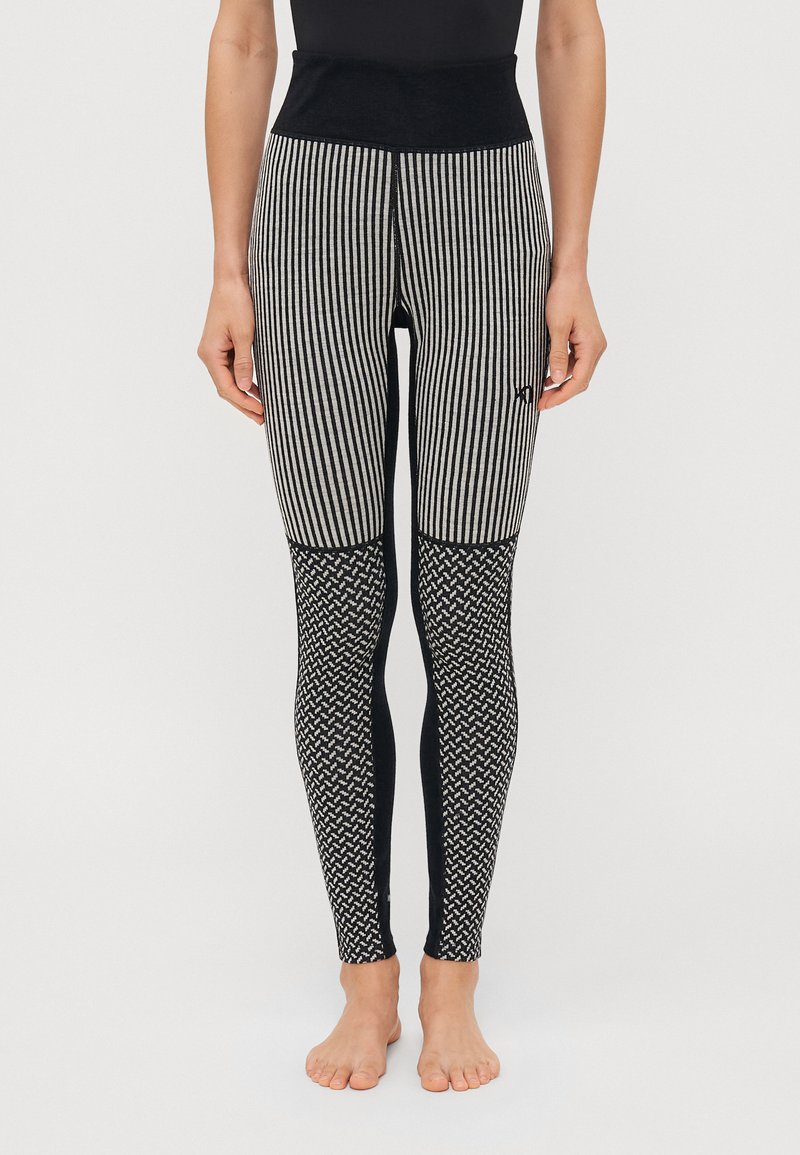 Svart- och vitrandiga leggings med hög midja, med en texturerad stickad mönster på underbenen och solid svarta sidopaneler.