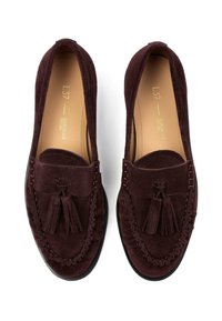 Para ciemno-brązowych zamszowych loafersów z frędzlami, haftem w stylu mokasynów i jasnobrązowymi skórzanymi wkładkami oznaczonymi "L37 Handmade Shoes".