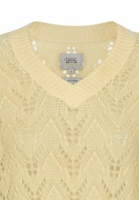 Hellgelber Wollmischpullover mit V-Ausschnitt, der ein spitzenähnliches Strickmuster mit Zickzackdetails und einem gerippten Kragen aufweist. Größe S.