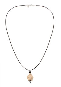 Zwarte koordketting met een gedetailleerde, uitgehouwen schildpad hanger in licht beige met getextureerde schildpatronen en een klein zwart accent.