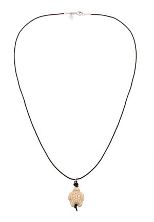 Schwarze Kordelkette mit einem detaillierten, geschnitzten Schildkrötenanhänger in hellem Beige, versehen mit strukturierten Panzer-Mustern und einem kleinen schwarzen Akzent.