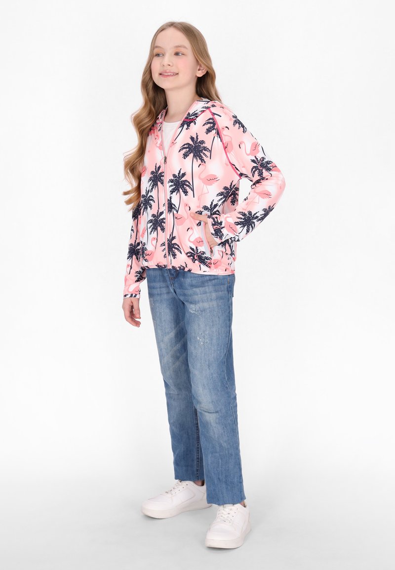 Felpa rosa chiaro con zip, decorata con stampa di palme e fenicotteri, abbinata a jeans di denim blu e sneakers bianche.