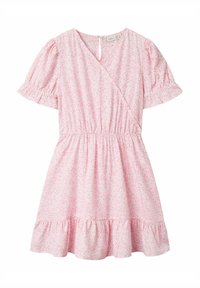 Robe rose à fleurs à manches courtes avec un design enroulé, taille froncée et ourlet ruffled ; fabriquée en tissu léger et texturé.