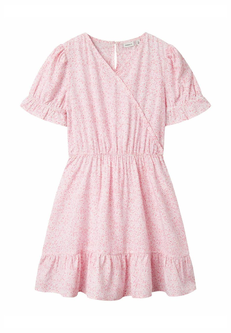Robe rose à fleurs à manches courtes avec un design enroulé, taille froncée et ourlet ruffled ; fabriquée en tissu léger et texturé.