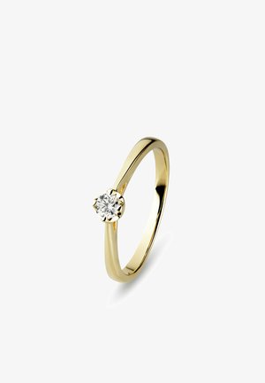 Goldener Ring mit einem einzelnen rundgeschliffenen Diamanten in einer sechszinkigen Fassung auf einem polierten, schlanken Band vor weißem Hintergrund.
