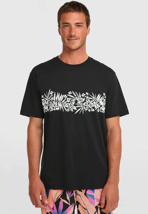 Zwart T-shirt van katoen met een wit bloemen- en bladmotief over de borst, korte mouwen en een ronde halslijn.