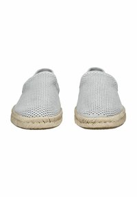 Světlé šedé slip-on boty s perforovaným textilním svrškem, jutovou rope podešví a plochou špičkou. Hladký povrch bez viditelného kování.