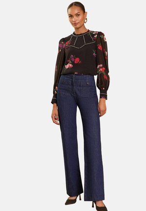 Love & Roses STUD TRIM DETAIL LONG SLEEVE REGULAR FIT - Blúzka - black floral