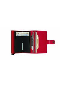 Cartera de cuero rojo con un interior negro. Cuenta con secciones para billetes y tarjetas, cerrada con un botón de presión en el lado derecho.