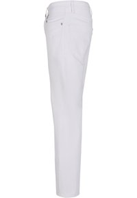 Valged denim püksid sirge säärega disainiga, viie taskuga ja hõbedaste metalldetailidega. Sile tekstuur klassikalise istuvusega.