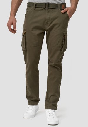 Pantalons cargo en coton vert olive, dotés de multiples poches latérales, d'un devant plat et d'un design de jambes fuselées, associés à des baskets blanches.