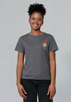 Grijze katoenen t-shirt met korte mouwen, voorzien van een kleurrijke gnoomafbeelding op de linkerkant van de borst. Soepele textuur en klassieke ronde hals.