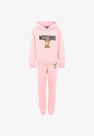 Różowy zestaw bluz i spodni dresowych wykonany z miękkiego materiału. Bluza z kapturem z grafiką niedźwiedzia oraz czarnym napisem "MOSCHINO". Elastyczne mankiety.