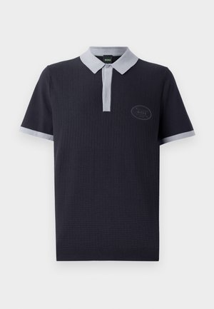 Marineblå polo shirt lavet af struktureret stof, med lysegrå krave og ærmeaccentuer, og et diskret logo på brystet.