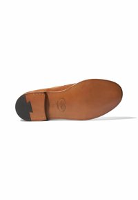 Tan leren schoenzool met een gladde, gepolijste afwerking, voorzien van een zwarte rubberen hak en kleine studs langs de rand voor extra grip.
