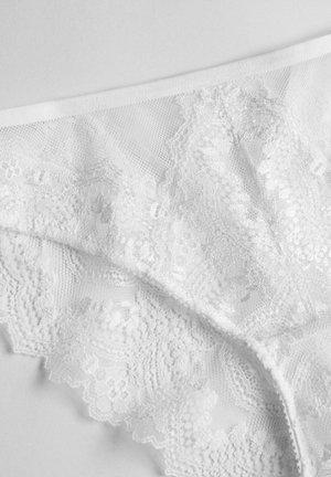 Białe koronkowe majtki z kwiatowym wzorem, miękka tekstura, falbaniaste krawędzie oraz gładki pas, z przezroczystej tkaniny i misternymi detalami.