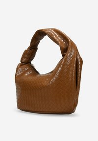 Bolso hobo de cuero trenzado marrón con un asa anudada, que presenta un patrón texturizado y un compartimento principal con cremallera.