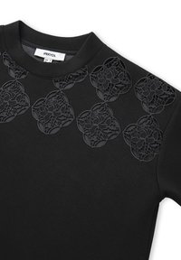 Felpa nera con dettagli in pizzo nero intricato lungo il collo, con una texture liscia e un design classico con colletto rotondo.