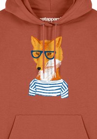 Roestkleurige hoodie met een afbeelding van een vos met blauwe glazen die een gestreept shirt draagt, met levendige oranje en witte details.