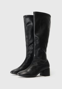 Bottes noires montantes en cuir lisse, avec un bout pointu et un talon carré. Comprend une fermeture éclair sur le côté pour un enfilage facile.
