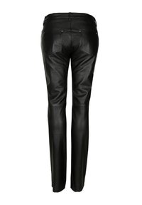 Zwarte leren broek met een aansluitend ontwerp, voorzien van twee achterzakken en subtiele naden voor extra detaillering. Glad materiaal overal.