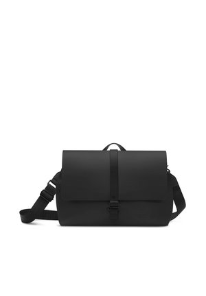 Czarna torba kurierska z przednią klapą, zapięciem na klamrę, regulowanym paskiem na ramię oraz górnym uchwytem, przedstawiona na białym tle.