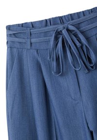 Pantaloni blu simili al denim con una cintura alta e un laccio annodato, pieghe davanti e una texture liscia.