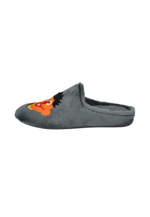 Zapatilla de felpa gris con una textura suave, que presenta un rostro de personaje bordado en naranja y negro en la parte delantera superior. Diseño de cierre trasero.