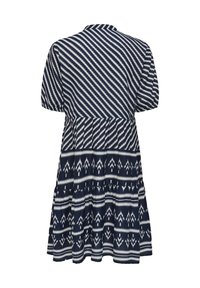 Robe bleu marine avec des motifs en zigzag et flèches blanches. Manches courtes, col classique, jupe évasée avec un design à volants. Tissu léger.