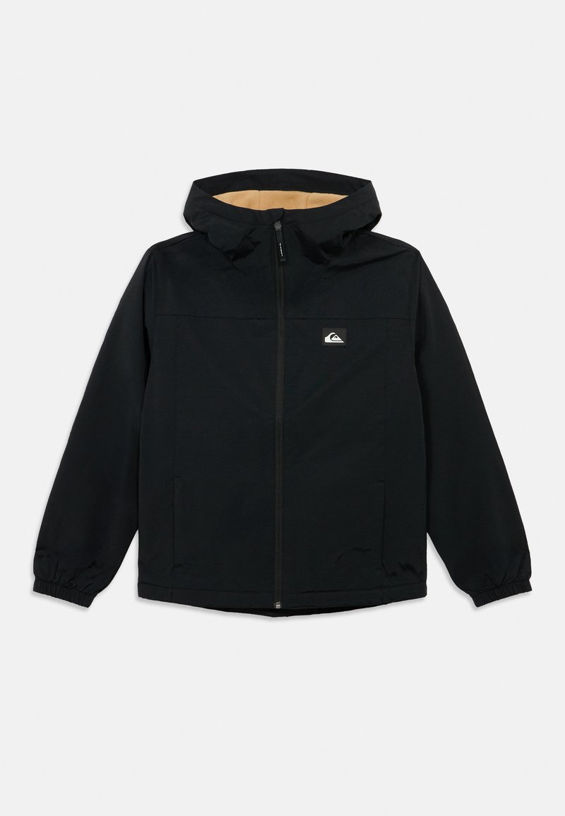 Jachetă neagră cu glugă, cu fermoar în față, manșete elastice, două buzunare laterale și un mic patch cu logo pe pieptul stâng.